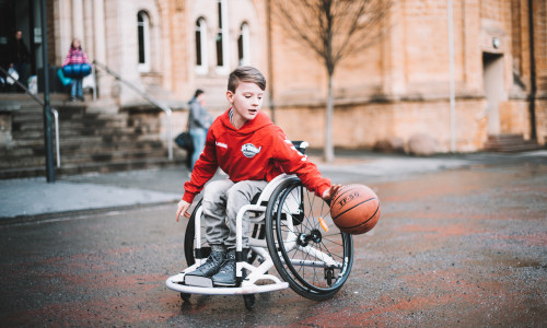 Mit Rollstuhl funktionieren natürlich auch sportliche Aktivitäten. Im Alltag stoßen Rollstuhlfahrer jedoch nicht selten auf Barrieren. Im Rahmen des Aktionstages können interessierte Besucher ausprobieren, wie schnell Rollstuhlfahrer mitunter an Grenzen stoßen.