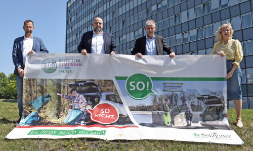 Oberbürgermeister Frank Klingebiel, Erster Stadtrat Eric Neiseke, Fachbereichsleiterin und Pressesprecherin Simone Kessner und stellv. Pressesprecher Dr. Martin Neumann halten eines der Banner.