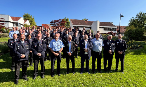 Ehrung der Führungskräfte der Freiwilligen Feuerwehren und Hilfsorganisationen, erste Reihe v.l.: stellv. Stadtbrandmeister Löschbezirk Süd Dirk Bauer, 1. stellv. Stadtbrandmeister Guido von Einem, stellv. Fachdienstleiter Feuerwehr Torsten Preuß, Oberbürgermeister Frank Klingebiel, Erster Stadtrat Eric Neiseke, Fachdienstleiter Feuerwehr Arne Sicks, stellv. Stadtbrandmeister Löschbezirk West Johann Schlecht, stellv. Stadtbrandmeister Löschbezirk Ost Marco Beddigs.