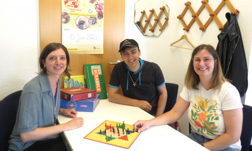 Freuen sich auf viele Spielbegeisterte: Die Sozialkoordinatorinnen Charlotte Salzmann und Jennifer Adel sowie Jugendpfleger Nico Braukhane (Mitte), die den Spielenachmittag organisieren.