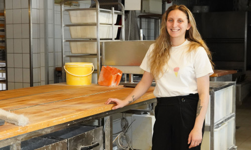 Joana Macenauer in der Backstube der Bäckerei Reuss in Wolfenbüttel.
