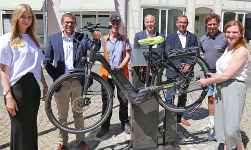 An der neuen Fahrradservicestation am Kornmarkt (von links): Radverkehrsbeauftragte Svea Neumann, Tobias Kulp (BLSK), Michael Frohn von der städtischen Straßenmeisterei, die mit dem Setzten des Fundamentes beauftragt war, Oliver Fuchs (BLSK), Andreas Jung (Volksbank), Stephan Vetterkind und Radverkehrsbeauftragte Valerie Agartir. 