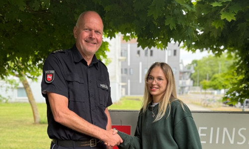 Oleksandra P. wurde von Inspektionsleiter Thomas Bodendiek für ihre Zivilcourage gewürdigt.