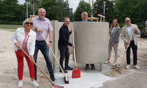 Die Projektverantwortlichen nehmen letzte Handgriffe an einer der zwei neuen Umkleidekabinen im Allerpark vor, v. l. Heidemarie Steinke (stellv. Vorsitzende der Bürgerstiftung Wolfsburg), Stefan Griesemann (Geschäftsführer der Thieme GmbH & Co. KG und der entricon GmbH), Reinhard Klauenberg (Geschäftsführer der Thieme GmbH & Co. KG), Dr. Frank Fabian (Vorsitzender der Bürgerstiftung Wolfsburg), Luisa Bohs (Quartiersmanagerin für den Allerpark bei der WMG) und Frank Hitzschke (Bereichsleiter Citymanagement bei der WMG)