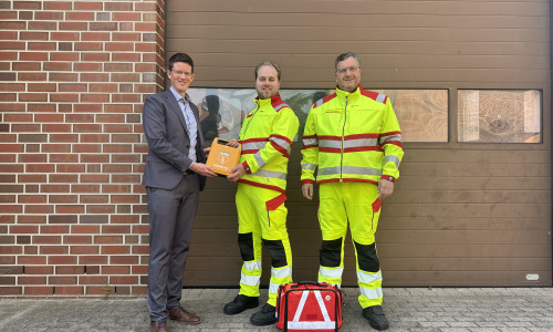 Vecheldes Bürgermeister Tobias Grünert mit dem Leiter der First Responder Einheit Paul Richter und Ortsbrandmeister Mario Behrens.