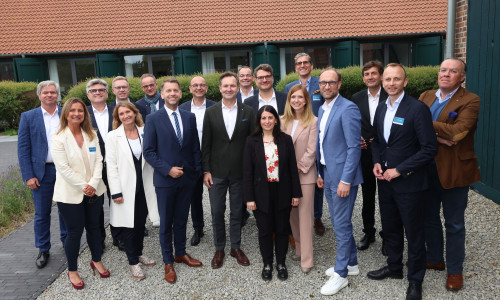 Hintere Reihe v. li.: Dirk Große-Loheide, Arne Meiswinkel, Kai Grünitz, Hans-Dieter Brand, Stefan Gratzfeld, Dr. Christian Vollmer, Niklas Daser, Friedrich W. Niemann, Gunnar Kilian und Günther Graf von der Schulenburg. Vordere Reihe v. li.: Claudia Nanau-Matharu, Irina Franz, Dennis Weilmann, Thomas Schäfer, Daniela Cavallo, Sina Tessnow, Jens Hofschröer und Dr. Bernd Schmid.