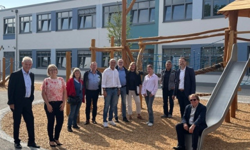 Oberbürgermeister Frank Klingebiel, Rektorin Jasmin Volkmann und Vertretungen von Verwaltung und Schule beim Besuch in der neuen Schule. 
