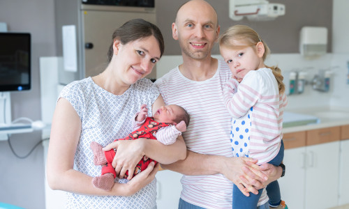 Ein besonderer Moment: Franka – die 1.000. Geburt des Jahres – im Kreis von Mama, Papa und ihrer stolzen großen Schwester.