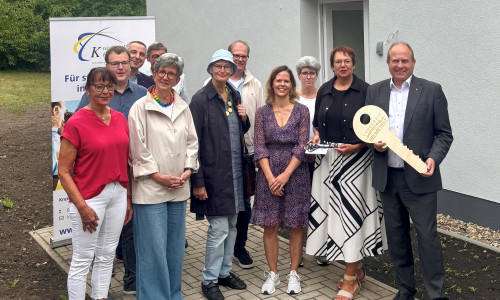Der Landrat (re.) bei der offiziellen Schlüsselübergabe mit Vertretern des KSB.