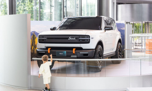 Europa-Premiere in der Autostadt: Das Scout Traveler Showcar ist täglich während der Öffnungszeiten der Autostadt zugänglich.