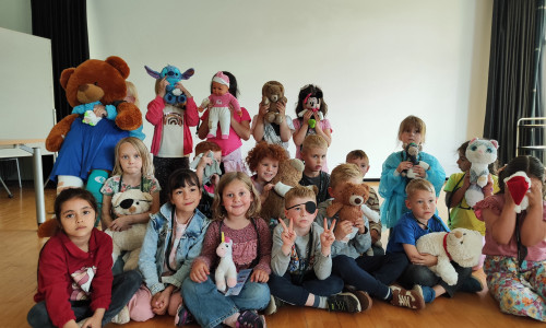 Ängste abbauen, Vertrauen stärken: Die Kinder haben bei der Teddybär-Sprechstunde den Klinikalltag kennengelernt.