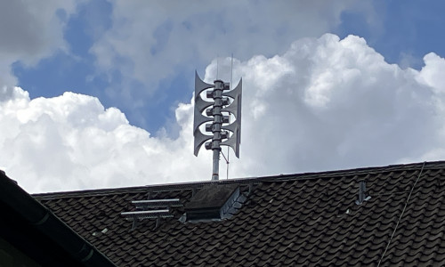 Die neue Sirenenanlage auf dem Dach der Schillerschule.