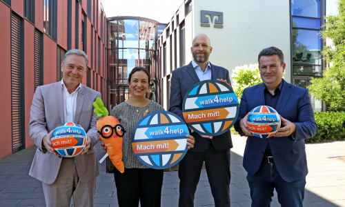Stellten die durch den walk4help geförderten Projekte der Presse vor (v. l.): Thomas Fast, Direktionsleiter der Volksbank BRAWO Gifhorn und Botschafter von United Kids Foundations, Marlena Wache vom Verein Acker e. V., Thomas Lanners von myclimate und Bundestagsabgeordneter Hubertus Heil.