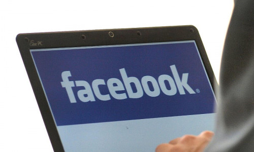 Facebook-Nutzer am Computer (Archiv)