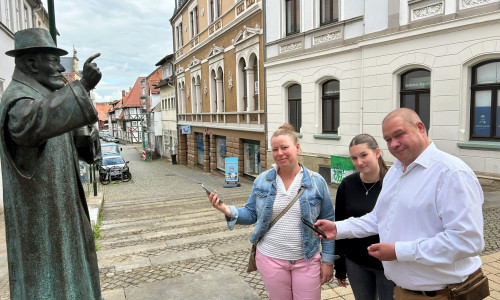 Ina Goschnick, Azubi Lia Engel und Bürgermeister Wittich Schobert testen die App.