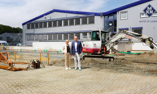 Projektleiterin Anke Kraft und MKN-Chef Georg Weber am Bauplatz des neuen MKN IT-Centers.   