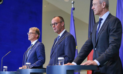 Christian Sewing, Friedrich Merz und Roland Busch am 21.07.2025