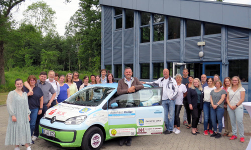 Offiziell übergeben: Der VW Up der Caritiva mit Anzeigen zahlreicher Gewerbetreibender.