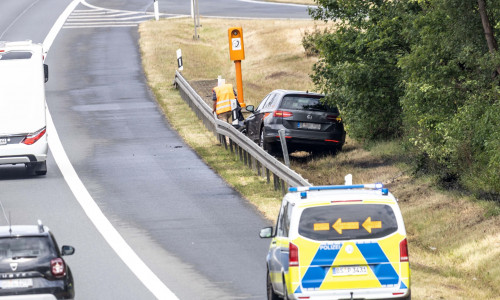Das Auto war hinter der Leitplanke gelandet.