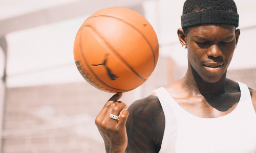 Der Braunschweiger Dennis Schröderist jetzt auch unter die Autoren gegangen.