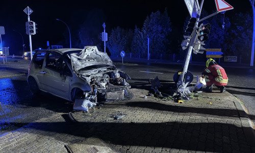 Das Auto und die Ampel waren nicht mehr zu gebrauchen.