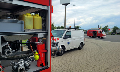 Insgesamt waren etwa 60 Einsatzkräfte der Feuerwehr vor Ort.