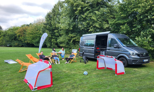  Stadtjugendpflegerin Martina Malak, André Blase vom Team Jugend im Gemeinwesen sowie das Team Jugend im Gemeinwesen stellen das Freizeitmobil vor. 