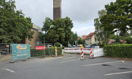 Am Rodeland stand auf einem Parkplatz ein illegaler Altkleidercontainer. Die Stadt hat ihn inzwischen beseitigt. 