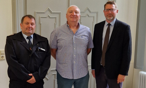 Im Beisein von Gemeindebrandmeister Detlef Hoyer (li.) hat Samtgemeindebürgermeister Marco Kelb (re) Jörg Hübner zum stellvertretenden Ortsbrandmeister der Ortswehr Erkerode / Lucklum ernannt.