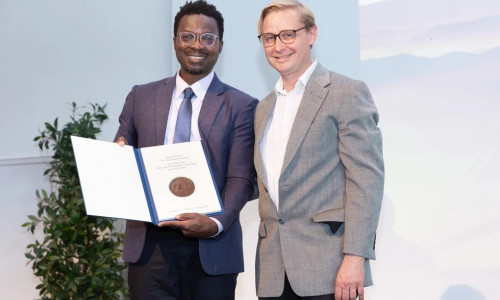 Prof. Richmond Sarpong, Preisträger der Inhoffen-Medaille 2025, mit Prof. Klemens Rottner, Vorsitzender des Fördervereins des HZI.