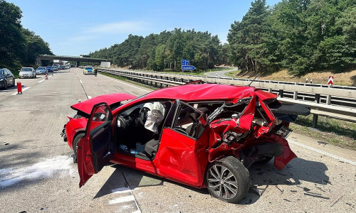 Skoda, in dem der Fahrer leicht und die Beifahrerin schwer verletzt wurden (Archiv)
