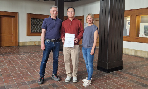 Von links: Prof. Dr. Andreas Jain, der ausgezeichnete Student Kalybek Mukashev und Studiengangskoordinatorin Prof. Dr. Grit Leßmann.