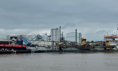 Verunfalltes Seeschiff im Braker Hafen (Archiv)