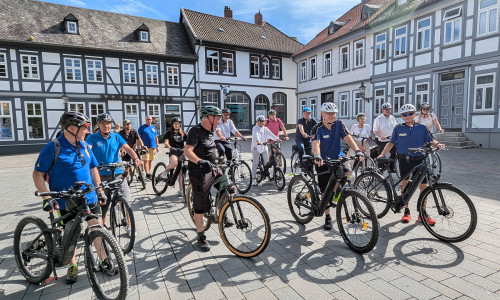 Der Start zum STADTRADELN im Jahr 2024: Zusammen mit Landrat Dr. Alexander Saipa (hinten, 1. v. re.) und Seesens Bürgermeister Erik Homann (hinten, 4. v. re.) und einer Gruppe Radfahrender radelte Oberbürgermeisterin Urte Schwerdtner (hinten, 3. v. re.) eine Runde durch die Goslarer Innenstadt.