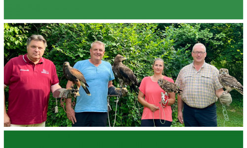 Uwe Schäfer mit einem Wüstenbussard, Olaf Wahle mit seinem Steppenadler sowie Melanie Kopkow und Frank Oesterhelweg mit Afrikanischen Fleckenuhus (v. li.).