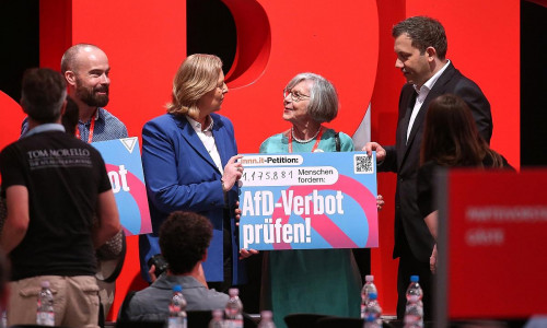 Bärbel Bas und Lars Klingbeil mit Schild zu Petition zu AfD-Verbot (Archiv)