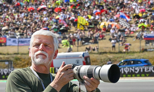 Der tschechische Präsident Petr Pavel fotografiert beim Granf Prix von Brno