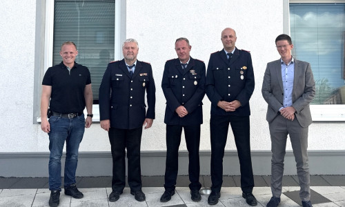 Dennis Kopaniarz (Gemeinde Vechelde), Peter Splitt (Gemeindebrandmeister), Sascha Dier (stellvertretender Ortsbrandmeister Ortsfeuerwehr Vechelde/Wahle), Kai Hertweck (Ortsbrandmeister der Ortsfeuerwehr Vechelde/Wahle), Tobias Grünert (Gemeindebürgermeister) (v. li.).