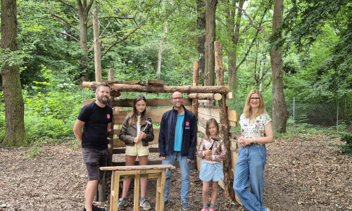 Dominik Engel (Jugendförderung, Pädagogische Fachkraft Bauspielplatz Westhagen), Steffen Kirsch (Jugendförderung, Ferienkoordination) und Nicole Kannewurf (stellvertretende Vorsitzende der Margarete Schnellecke-Stiftung) mit zwei Teilnehmerinnen des Ferienangebots (v. li.). 
