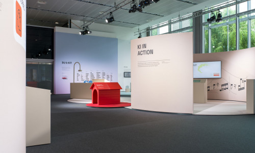 Die Autostadt in Wolfsburg zeigt mit der Ausstellung „KI und Du“ wie vielschichtig und alltagsnah KI bereits heute ist – und wie sie unsere Zukunft mitgestaltet.
