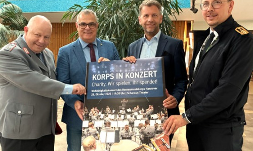  Rührten gemeinsam die Werbetrommel für das Charity-Konzert (von links): Obergefreiter der Reserve, Frank Haufe, Oberst der Reserve, Manfred Schreiber vom Verband der Reservisten der Deutschen Bundeswehr, Oberbürgermeister Dennis Weilmann sowie Stabsbootsmann und Karriereberatungsfeldwebel der Bundeswehr Ireneusz Gaida (Pop-Up Space der Bundeswehr in der Porschestraße).