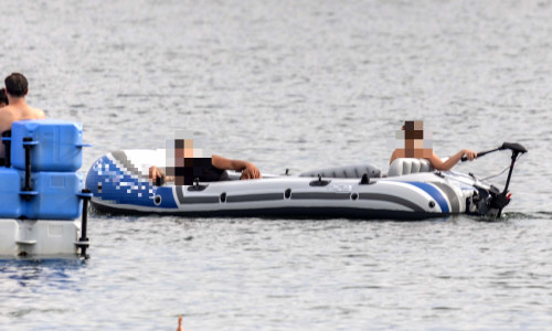 Die Bilder zeigen das Boot auf dem See.
