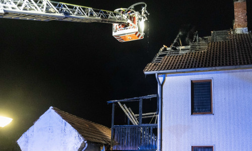 Das Feuer wurde mit der Drehleiter bekämpft.