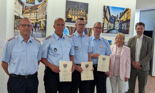 Foto (Stadt Goslar): Nachdem sich das Karussell im Führungsstab der Feuerwehr Goslar einmal gedreht hatte, freuen sich Udo Löprich (2. v. li.), Kevin Schmidt (3. v. li.) und Volker Junge (3. v. re.) jeweils auf ihre neuen Aufgaben. Flankiert werden sie von Stadtbrandmeister Christian Hellmeier (li.), Oberbürgermeisterin Urte Schwerdtner (2. v. re.) und dem kommissarischen Fachbereichsleiter Bürgerservice der Stadt Goslar, Sven Busse (re.).