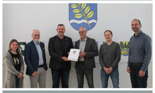 Julia Kudlatschek (Fachbereichsleitung Finanzen), Verwaltungsleitung Tobias Breske, Gemeindebürgermeister Andreas Busch, Genossenschaftsvorsitzender Andreas Krüger, Gemeindevertreter Christoph Georg Kühne und Bauamtsleiter Marco Schulz (v. links).