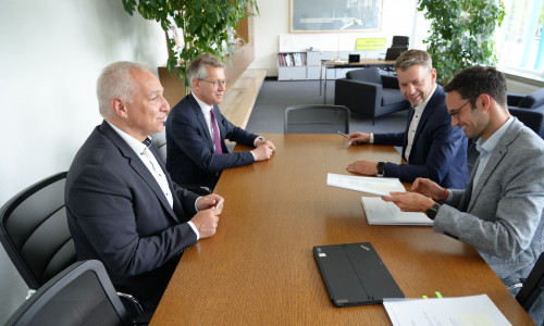 v.l. n.r.: Timo Kaupert (Geschäftsführer der WVG), Dr. Frank Kästner (Geschäftsführer der Stadtwerke Wolfsburg AG), Oberbürgermeister Dennis Weilmann und Marcel Hilbig (Leitung Referat Daten, Strategien und Stadtentwicklung) unterzeichnen offiziell den neuen Öffentlichen Dienstleistungsauftrag.