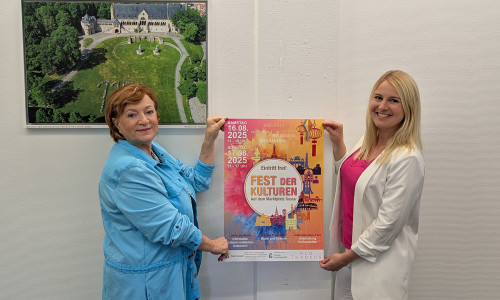 Goslar): Mara-Lena Macke (re.), Fachdienstleiterin Bildung und Soziales der Stadt Goslar, und Galina Gerhart (li.), Integrationsbeauftragte der Stadt Goslar, präsentieren das diesjährige Plakat für das Fest der Kulturen.