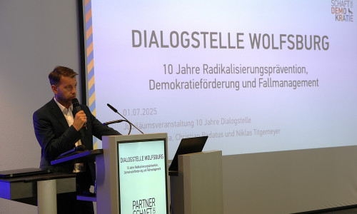 Oberbürgermeister Dennis Weilmann betont in seiner Festrede die Wichtigkeit der Dialogstelle Radikalisierungsprävention und Demokratieförderung.