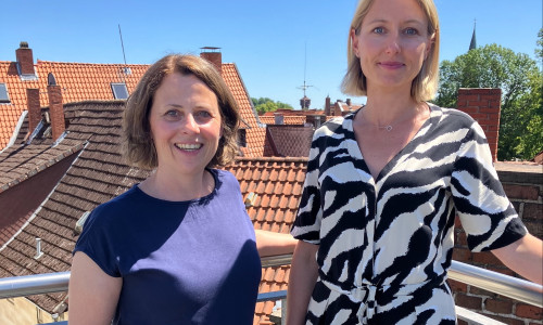 Die App DorfFunk wird Stadt.LandFunk. Die App kann weiterhin kostenlos im Landkreis Wolfenbüttel genutzt werden. Dafür sorgten Heide Gliß (li.) von der Wirtschaftsförderung im Landkreis Wolfenbüttel und Heide Gebhardt (re.) von der Stiftung Zukunftsfonds Asse. 