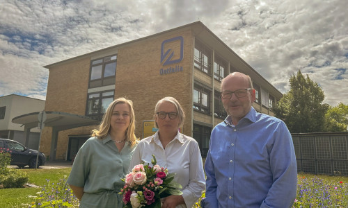 (v.l.) Ostfalia-Präsidentin Prof. Dr. Julia Siegmüller mit der neu gewählten Vizepräsidentin für Forschung, Entwicklung und Technologietransfer, Prof. Dr. Ina Schiering, sowie dem scheidenden Vizepräsidenten Prof. Dr. Heinz-Dieter Quack.